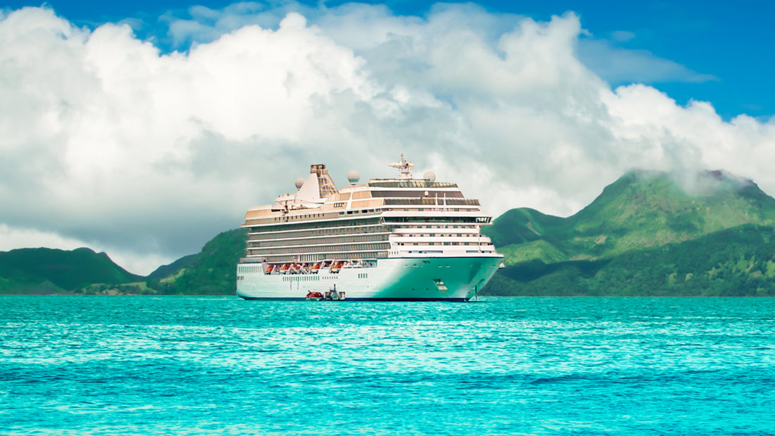 Crucero en el mar con montañas verdes en el horizonte
