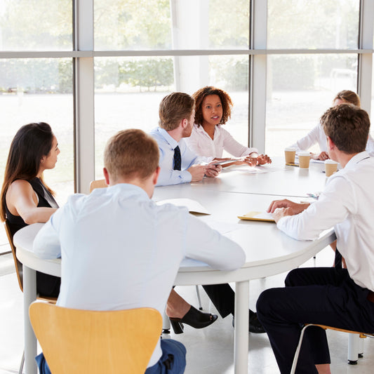 reunión de empleados en una sala de juntas