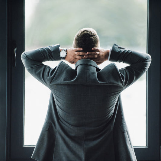 Hombre con las manos detrás de su cabeza