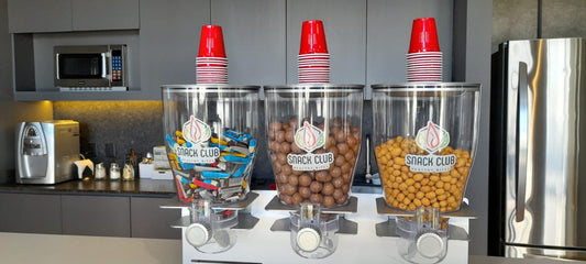 Estación de tres contenedores con snacks a granel para la oficina by Snack Club