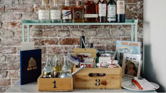 Minibar en las Habitaciones de Hoteles con Snacks Personalizados con el Logo del Hotel como Amenidad