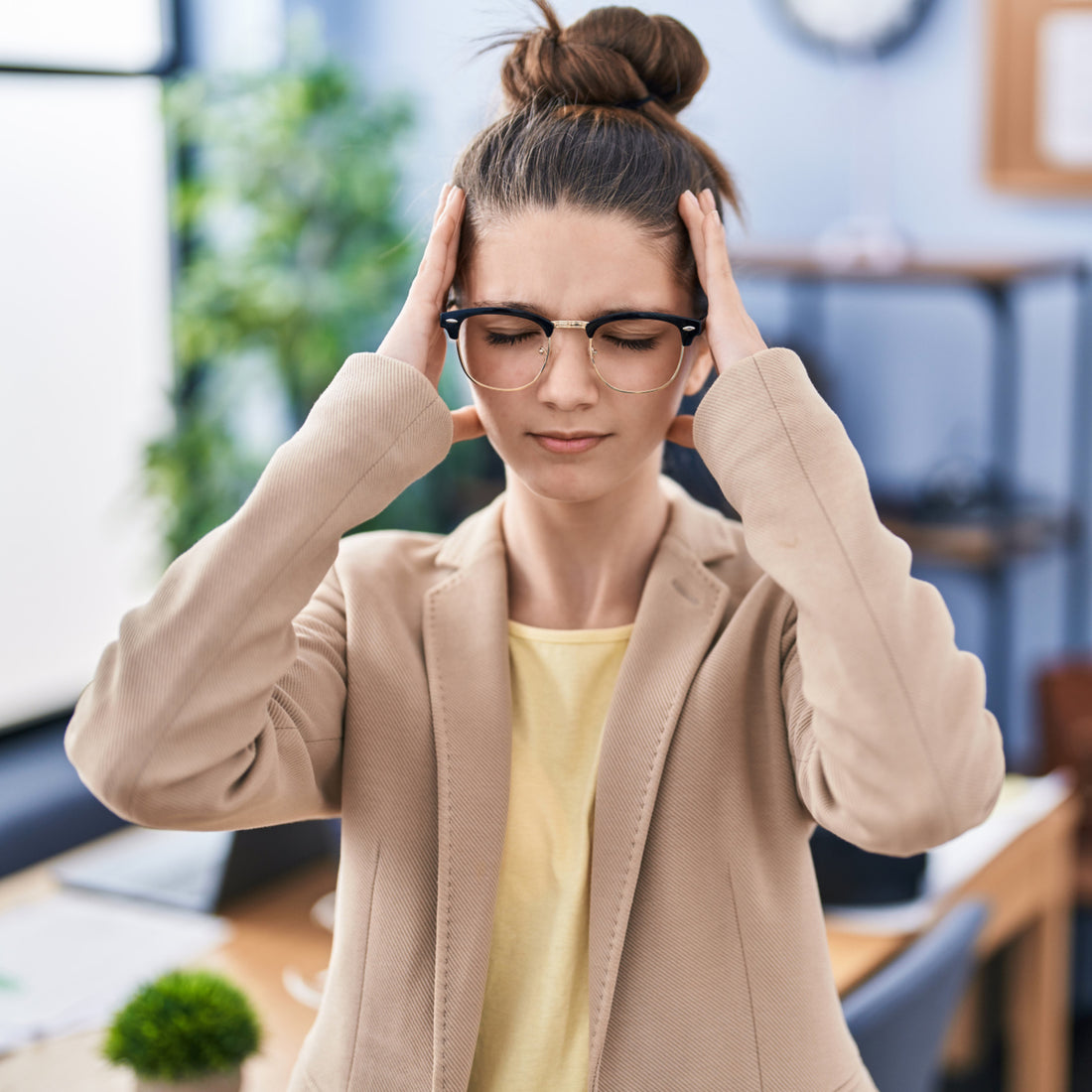 Mujer estresada en la oficina